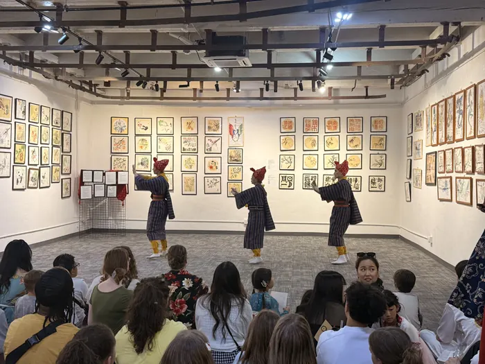 A performance in the round, with the audience close