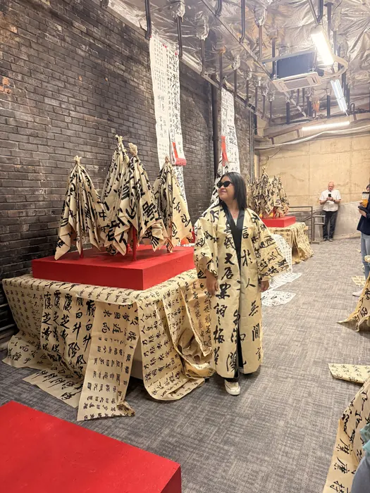 Wearing a calligraphy robe inside the installation