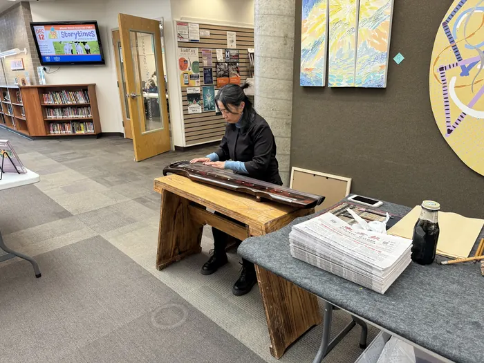 A guqin performance alongside the exhibition
